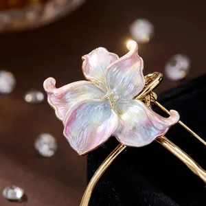 Vue rapprochée d'une élégante broche de nénuphar en émail vintage au fini nacré chic