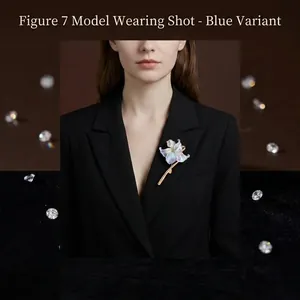 Élégante broche vintage en émail de lys bleu portée sur un tailleur noir chic