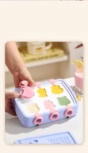 Dettaglio del facile processo di estrazione di uno stampo per ghiaccioli in silicone.