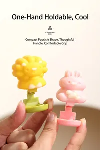 Primo piano di compatti stampi per gelato in silicone a forma di leone e coniglio in mano.