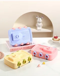 Stampi per gelato in silicone a forma di carro armato nei colori viola, rosa e giallo.