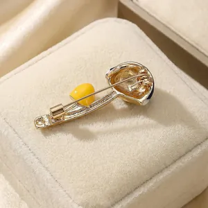 Detaillierte Makroansicht des sicheren Verschlusses einer Pilzbrosche aus Legierung