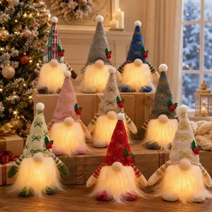 Vista dettagliata di otto gnomi natalizi in peluche con pance LED luminose su scatole