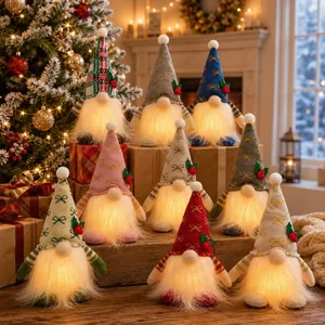 Collezione di gnomi natalizi luminosi con cappelli colorati in ambiente festivo