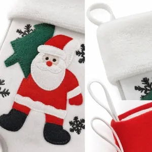 Detailansicht der weißen Weihnachtssocke mit flauschigem Rand und Weihnachtsmann