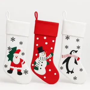 Set aus drei großen Weihnachtssocken mit Motiven von Weihnachtsmann, Schneemann und Pinguin