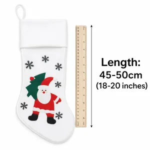 Weiße Weihnachtsstrumpf aus Plüsch mit Weihnachtsmann-Stickerei und Längenangaben