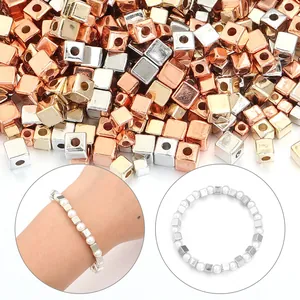 Detailweergave van metalen CCB-kubuskralen in goud en zilver voor doe-het-zelf sieraden