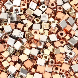 Macro detail van gemengde metallic kleur vierkante CCB kralen voor DIY sieraden