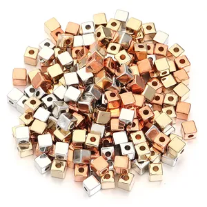 Close-up van gemengde gouden, zilveren en roségouden CCB vierkante kralen voor DIY