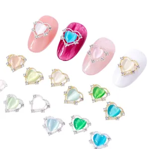 Breloques nail art en forme de cœur en œil de chat avec cadres en dentelle d'alliage argent