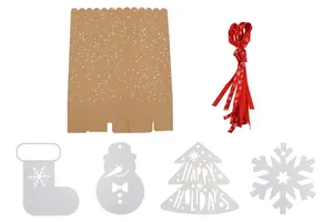 Detailoverzicht van kerstcadeautas-set van kraftpapier met rode linten en diverse labels