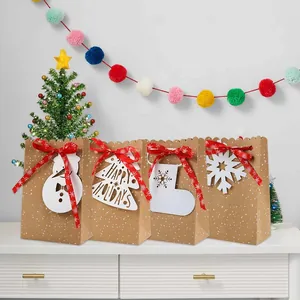 Gedetailleerd overzicht van vier kerstcadeauzakjes in een feestelijke kerstopstelling