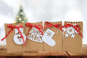Gedetailleerde weergave van vier kerstcadeautassen van kraftpapier met feestlabels