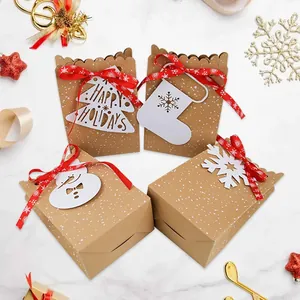 Detail van kerst kraftpapier geschenkzakjes met sneeuwvloklabels en linten.