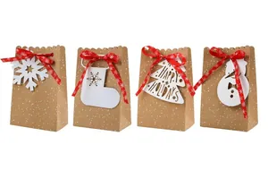 Set van 4 kerstkraft papieren geschenkzakjes met rode linten en witte feestelijke tags