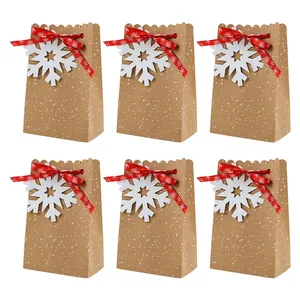 Set van 6 kerstcadeauzakjes van kraftpapier versierd met sneeuwvlokken en rode linten