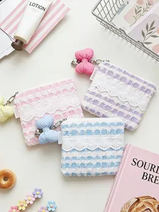 Ästhetische kleine Tasche mit Rüschen und Spitze und niedlichen Schleifen-Anhängern