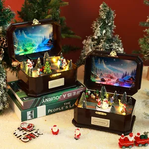 Vue détaillée de deux boîtes à musique de Noël lumineuses avec des figurines mobiles