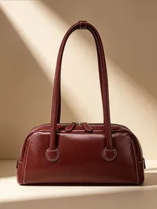 Elegante bolso de hombro bowling burdeos con costuras blancas y correas finas para mujer