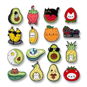 Vista detallada de varios pines de esmalte de frutas y insignias de animales