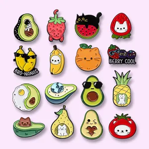Colección de pines de esmalte de frutas con gatos, aguacates y temas cósmicos para ropa