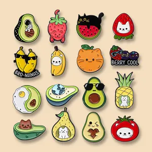 Colección de lindos pines de esmalte de frutas con gatos y diseños de aguacates espaciales.