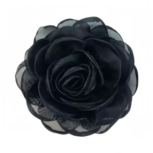 Détail montrant la texture élégante d'une fleur de camélia noire de 8cm faite à la main