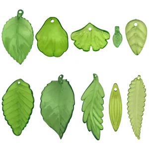 Vue détaillée de diverses breloques en feuilles d'acrylique vert pour bijoux DIY