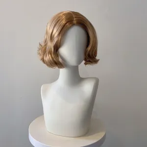 Perruque synthétique blonde courte et ondulée pour femme sur une tête de mannequin blanche