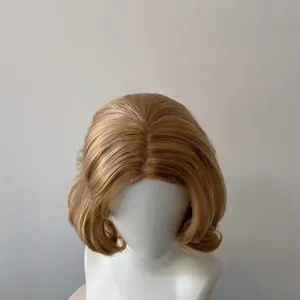 Détail d'une perruque synthétique courte et bouclée blonde avec raie au milieu