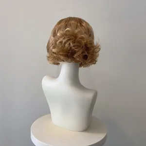 Vue arrière d'une perruque courte blonde bouclée pour femme en fibre synthétique