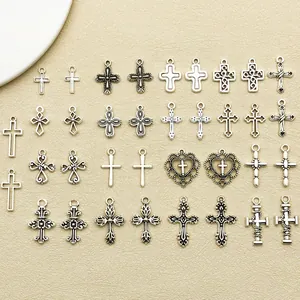 Collection de 18 pendentifs croix en alliage argenté pour la création de bijoux