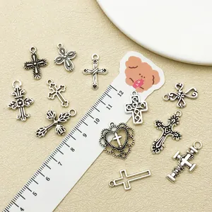 Vue détaillée de breloques en forme de croix en argent antique pour bijoux DIY avec règle