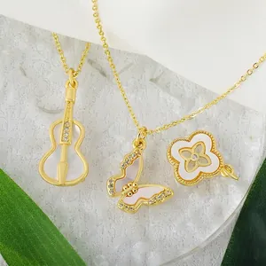Elegantes colgantes bañados en oro de 18K con incrustación de nácar violín mariposa y flor