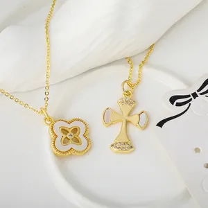 Colgantes de trébol y cruz de nácar chapados en oro de 18 quilates con microcirconitas