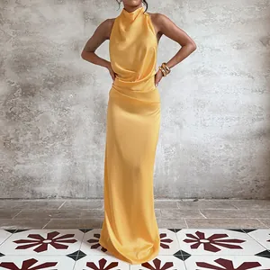 Robe de soirée élégante en satin jaune à licou et dos nu présentée sur un mannequin