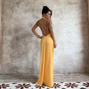 Élégante robe de soirée longue en satin jaune dos nu avec licou pour occasions