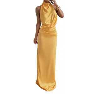 Élégante robe longue en satin doré à licou avec dos nu et détails de drapés chic