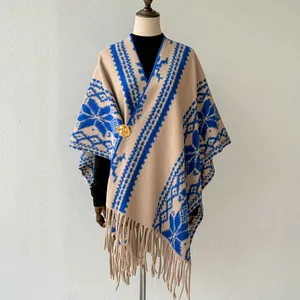 Ethno-Stil beige-blauer Strickschal Poncho mit Quasten und goldener Schnalle Detail