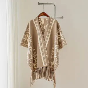 Detailansicht des Ethno-Ponchos mit Quasten in Beige und Weiß, gemustertes Design für Damen.