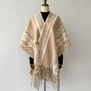 Ethno-Poncho für Damen in Beige mit weißen geometrischen Mustern und Fransen