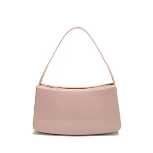 Elegante bolso de hombro rosa brillante para mujer con un diseño curvo y minimalista