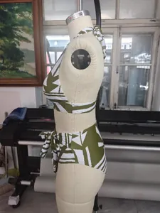 Seitenansicht des olivgrünen zweiteiligen Bikinis mit geometrischem Print am Mannequin