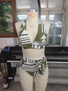 Detail eines zweiteiligen Bikinis mit grünem geometrischem Muster
