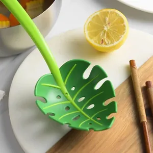 Creative Monstera leaf-shaped green plastic slotted spoon for pasta and kitchen use