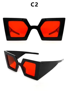 Detailansicht einer übergroßen Polygon-Sonnenbrille mit schwarzen Rahmen und roten Gläsern