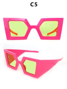 Übergroße pinkfarbene Polygon-Sonnenbrille mit grünen Gläsern aus zwei Perspektiven