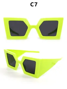 Detailansicht der stylischen übergroßen neongrünen polygonalen Sonnenbrille für Damen
