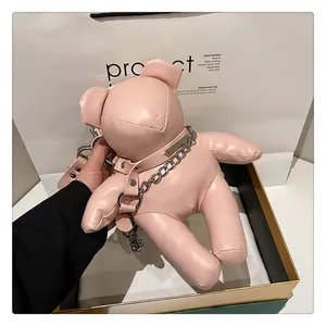 Detaillierte Ansicht einer rosa bärenförmigen Umhängetasche mit stylischer silberner Kette